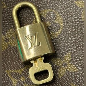 LOUIS VUITTON #306 LOCK & KEY 🔐